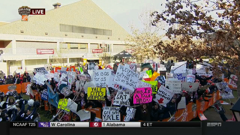 Illustration for article titled "Yale Cites Wikipedia": Your College GameDay Sign Roundup